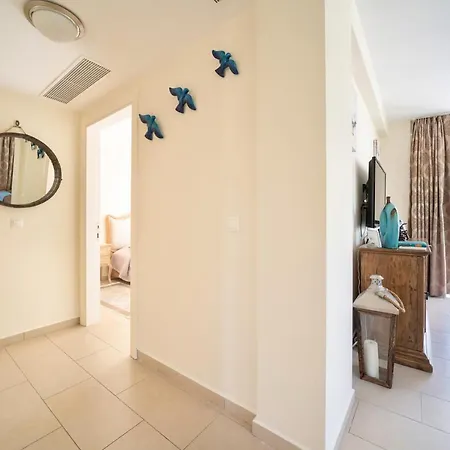 Villa Central Location, Spacious W/pool & View