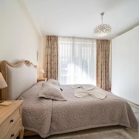 Villa Central Location, Spacious W/pool & View *
