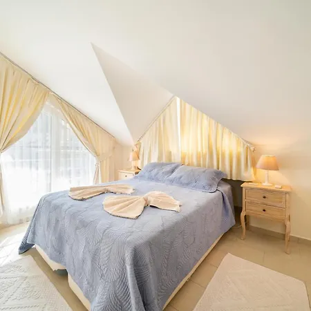 Villa Central Location, Spacious W/pool & View *